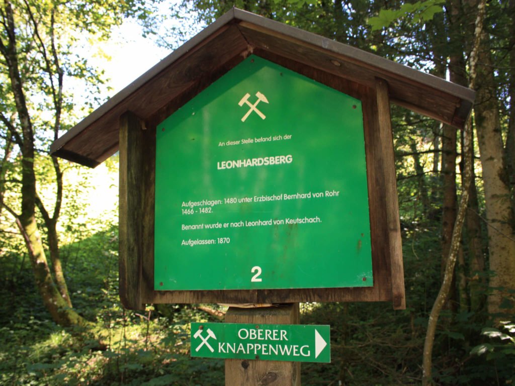 tvb-hallein-duerrnberg-wandern-oberer-knappenrundwanderweg-stollen-schild