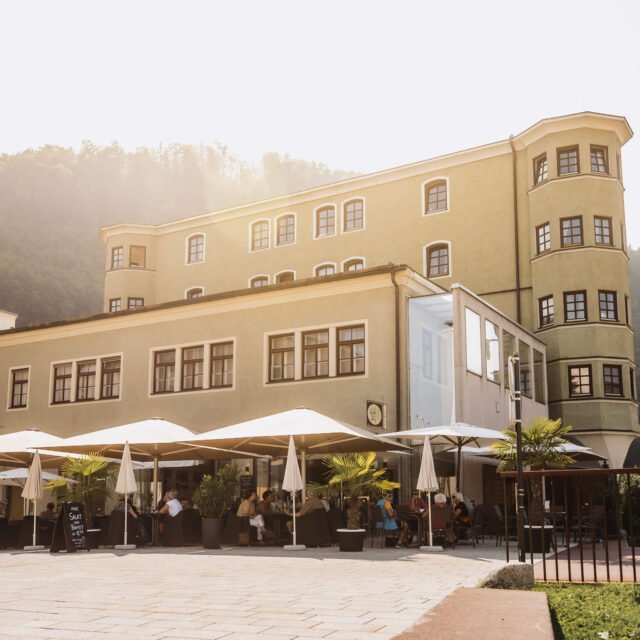 tvb-hallein-duerrnberg-hallein-steht-auf-cafe-am-steg-aussen