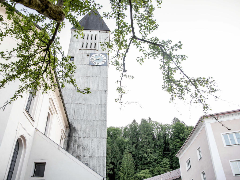 tvb-hallein-duerrnberg-stadtpfarkirche-baum-quer