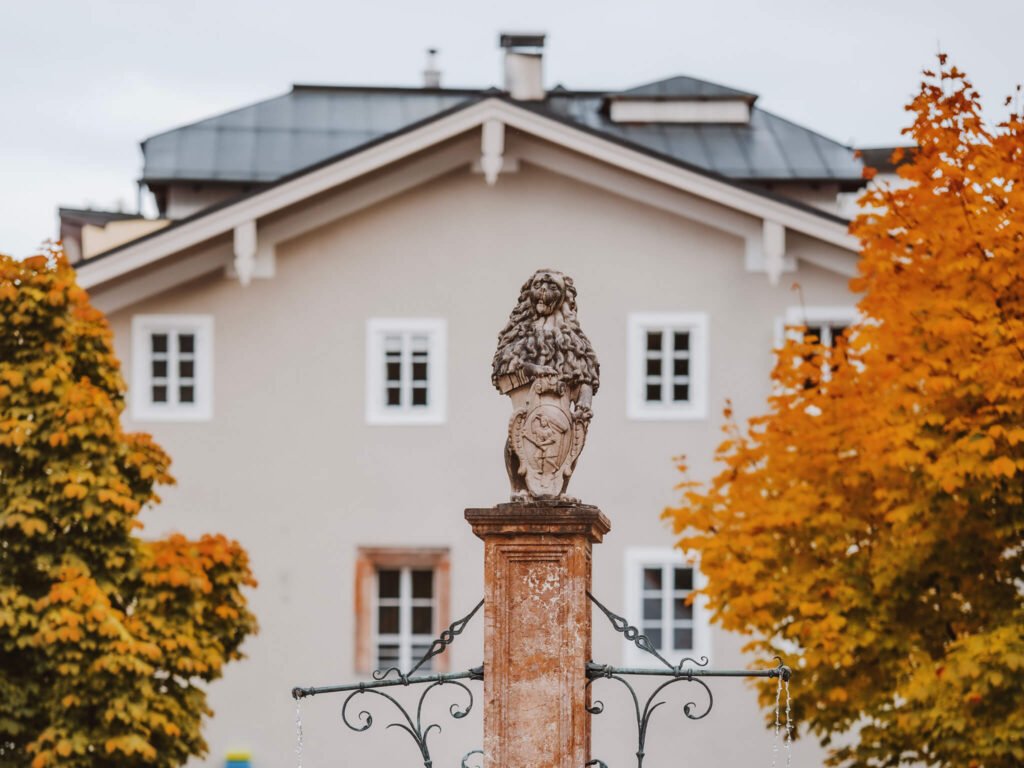 tvb-hallein-duernberg-herbst-loewe-kornsteinplatz
