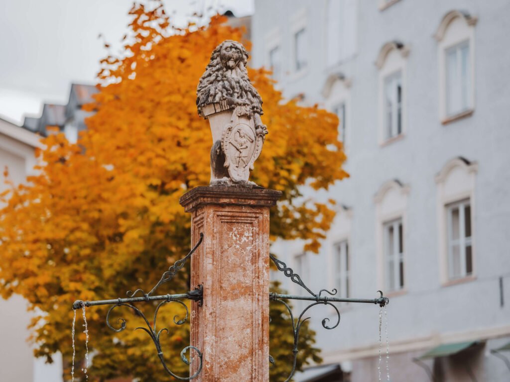 tvb-hallein-duerrnberg-herbst-brunnen-kornsteinplatz