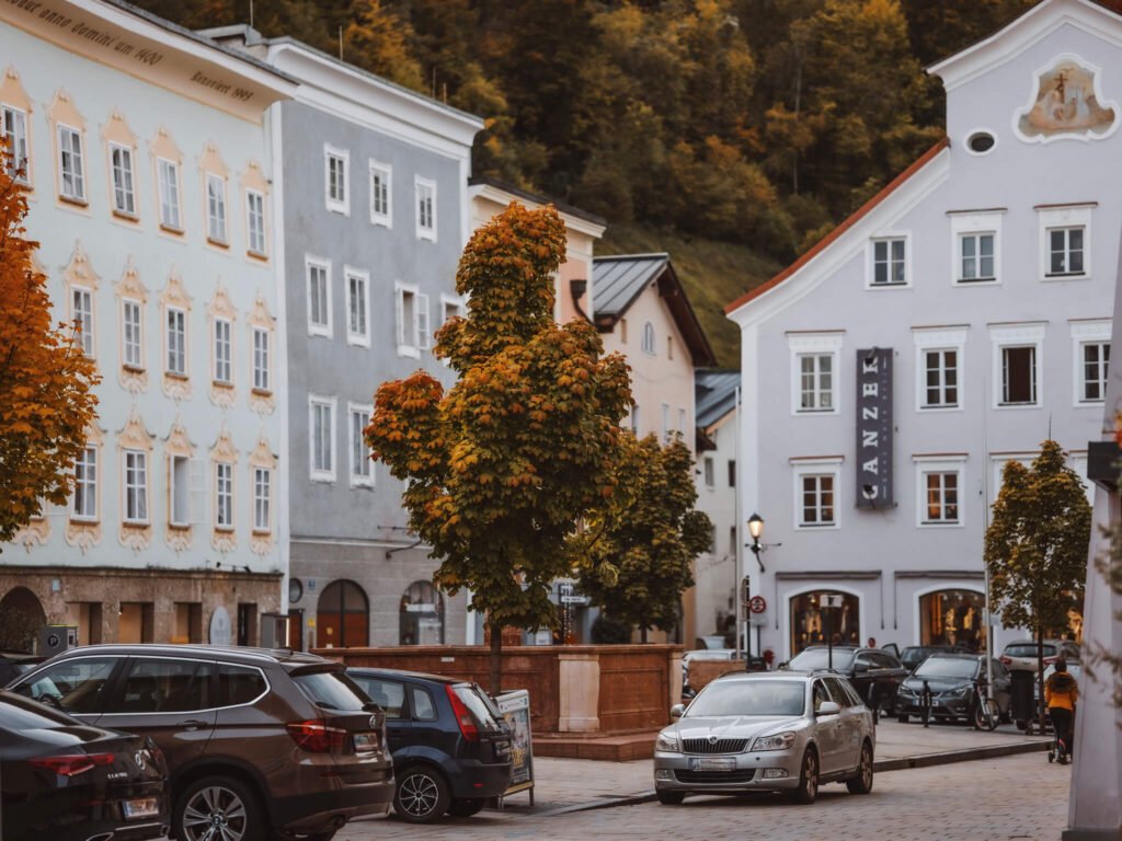 tvb-hallein-duerrnberg-herbst-kornsteinplatz-autos