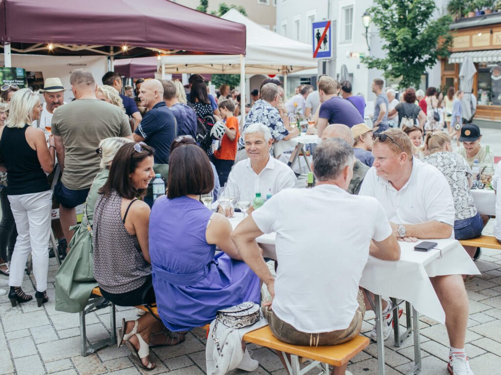 tvb-hallein-duerrnberg-veranstaltung-weinmarkt-sitzen