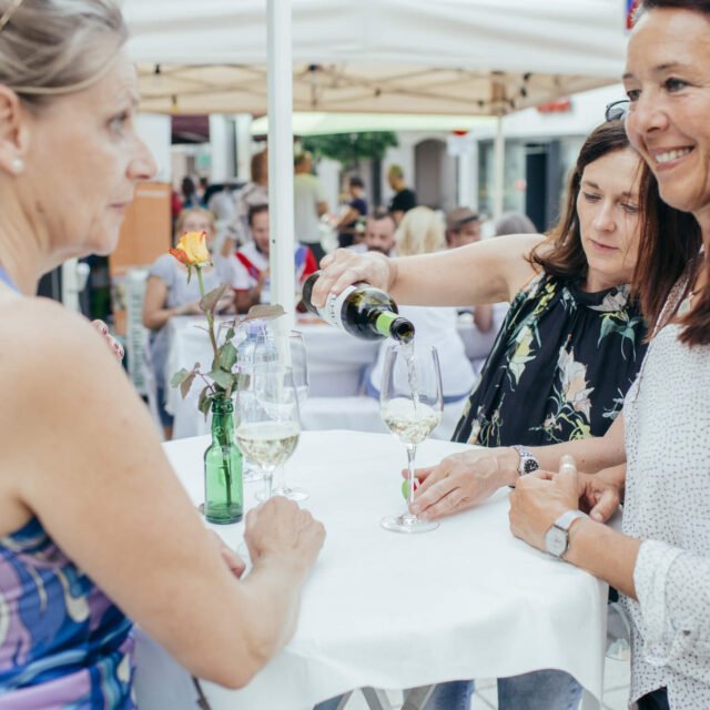 tvb-hallein-duerrnberg-veranstaltungen-weinmarkt-einschenken