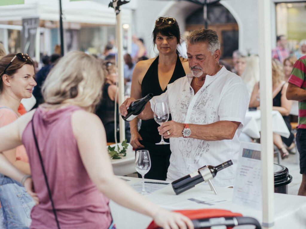 tvb-hallein-duerrnberg-veranstaltungen-weinmarkt-glas-einschenken