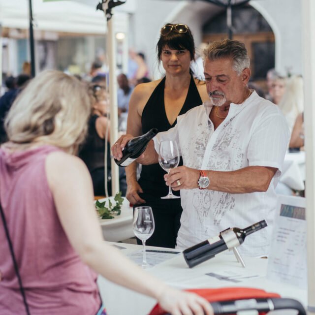 tvb-hallein-duerrnberg-veranstaltungen-weinmarkt-glas-einschenken