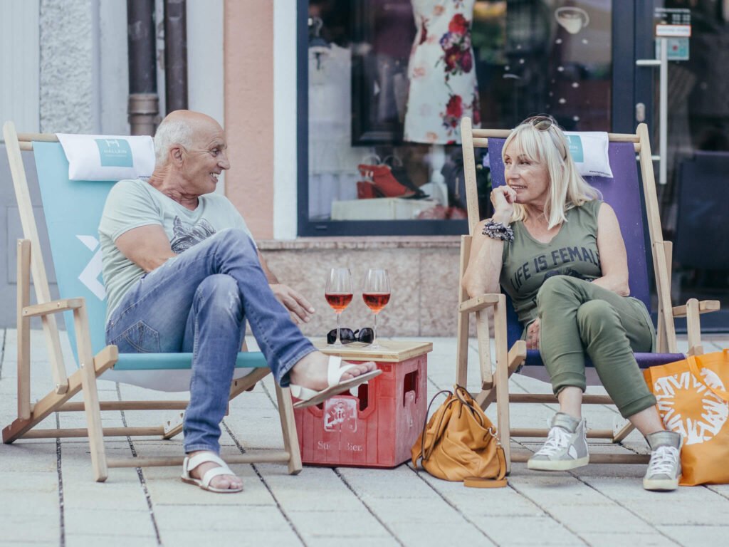 tvb-hallein-duerrnberg-veranstaltungen-weinmarkt-liegestuehle