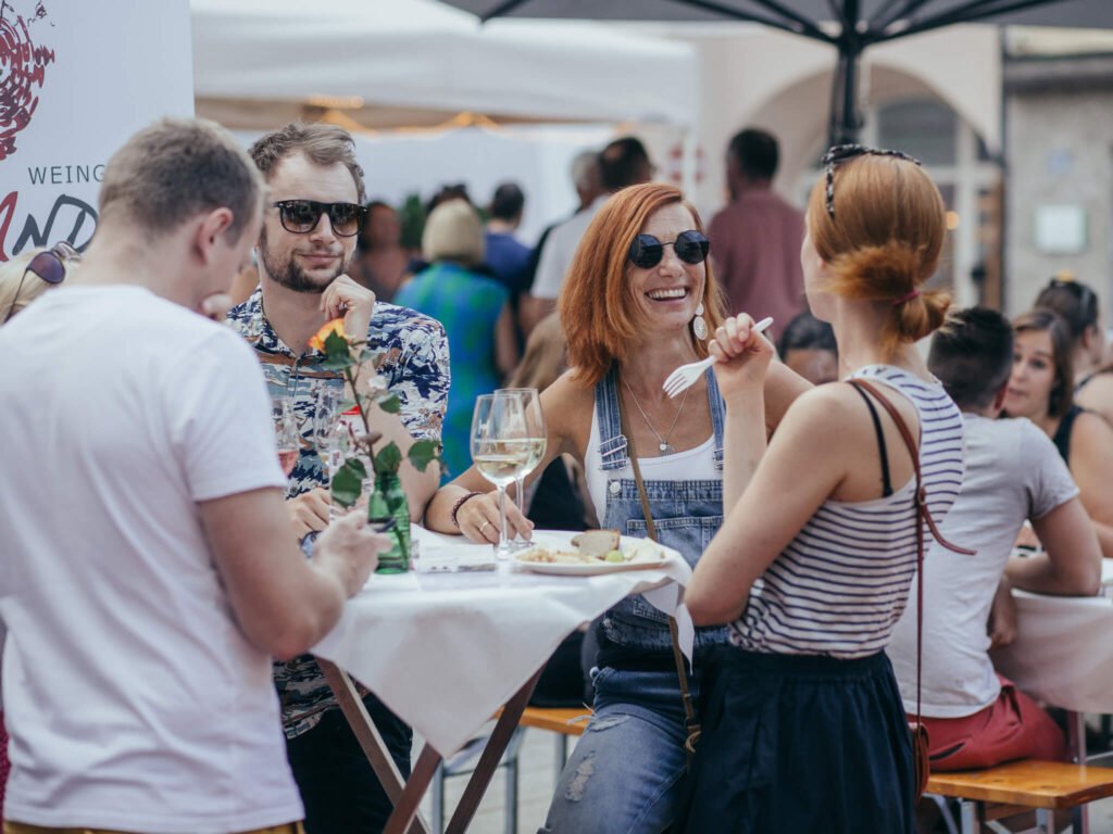 tvb-hallein-duerrnberg-veranstaltungen-weinmarkt-rote-haare