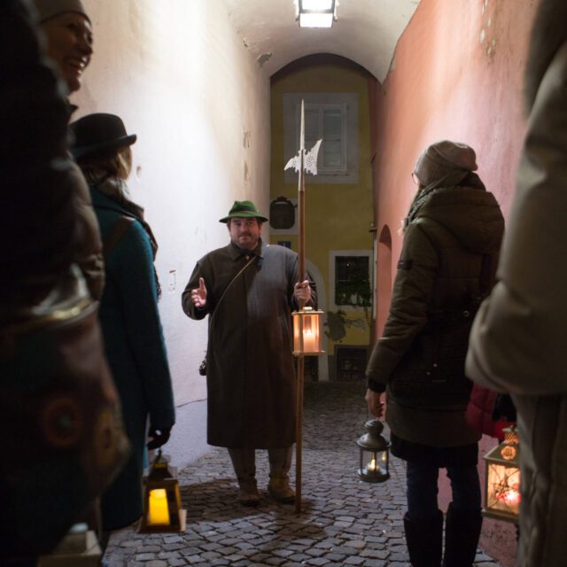 tvb-hallein-duerrnberg-aktivprogramm-nacht-und-waechter-vorne-laternen ©TVB-Hallein