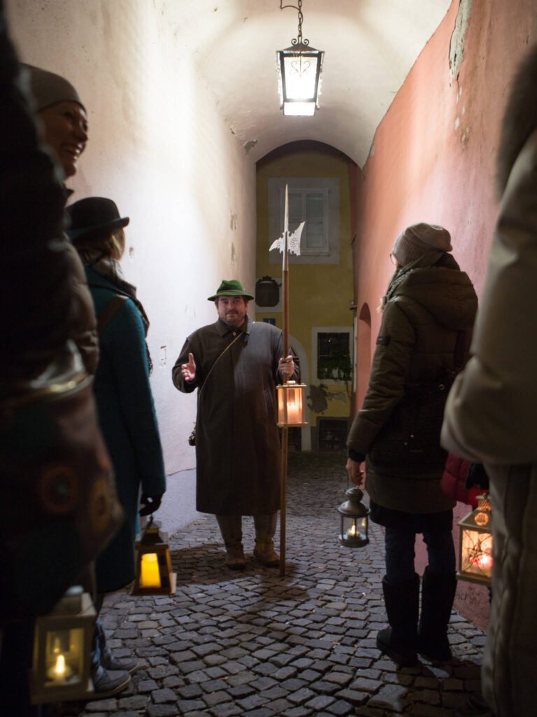 tvb-hallein-duerrnberg-aktivprogramm-nacht-und-waechter-vorne-laternen