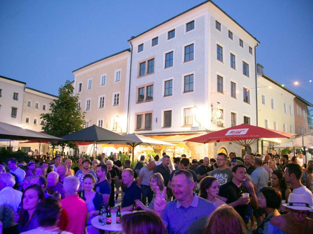 tvb-hallein-duerrnberg-veranstaltungen-stadtfest-menschenmenge-nacht