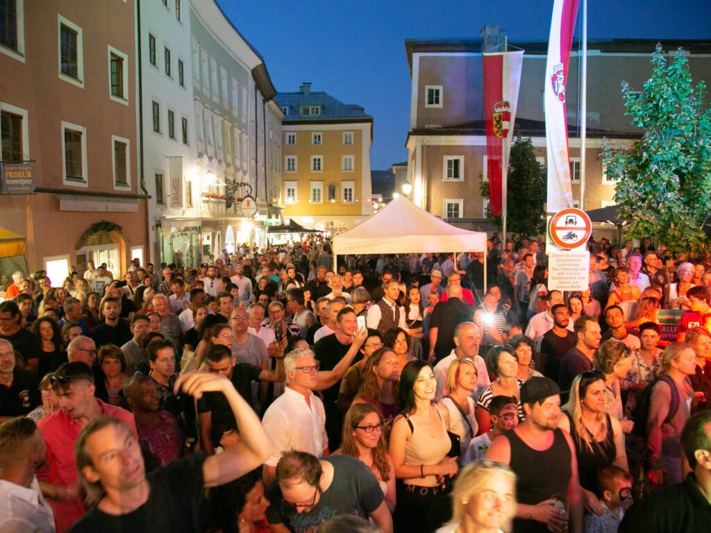 tvb-hallein-duerrnberg-veranstaltungen-stadtfest-publikum-bayrhamerplatz