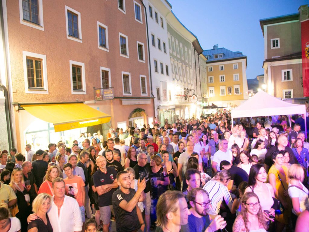 tvb-hallein-duerrnberg-veranstaltungen-stadtfest-publikum-bayrhamerplatz-nacht