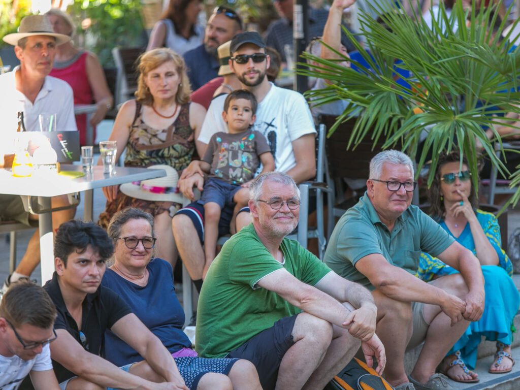 tvb-hallein-duerrnberg-veranstaltungen-stadtfest-publikum-sitzend