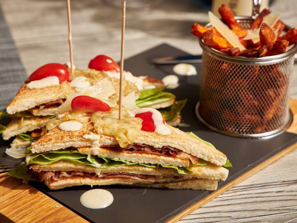 tvb-hallein-duerrnberg-geniessen-bella-palma-clubsandwich-pommes