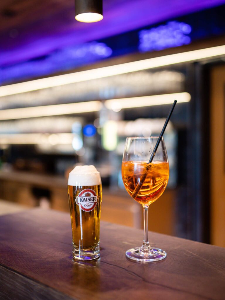 tvb-hallein-duerrnberg-geniessen-brueckenwirt-bier-aperol