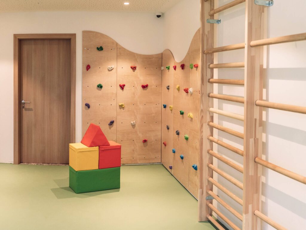 tvb-hallein-duerrnberg-geniessen-brueckenwirt-kinderspielzimmer-kletterwand