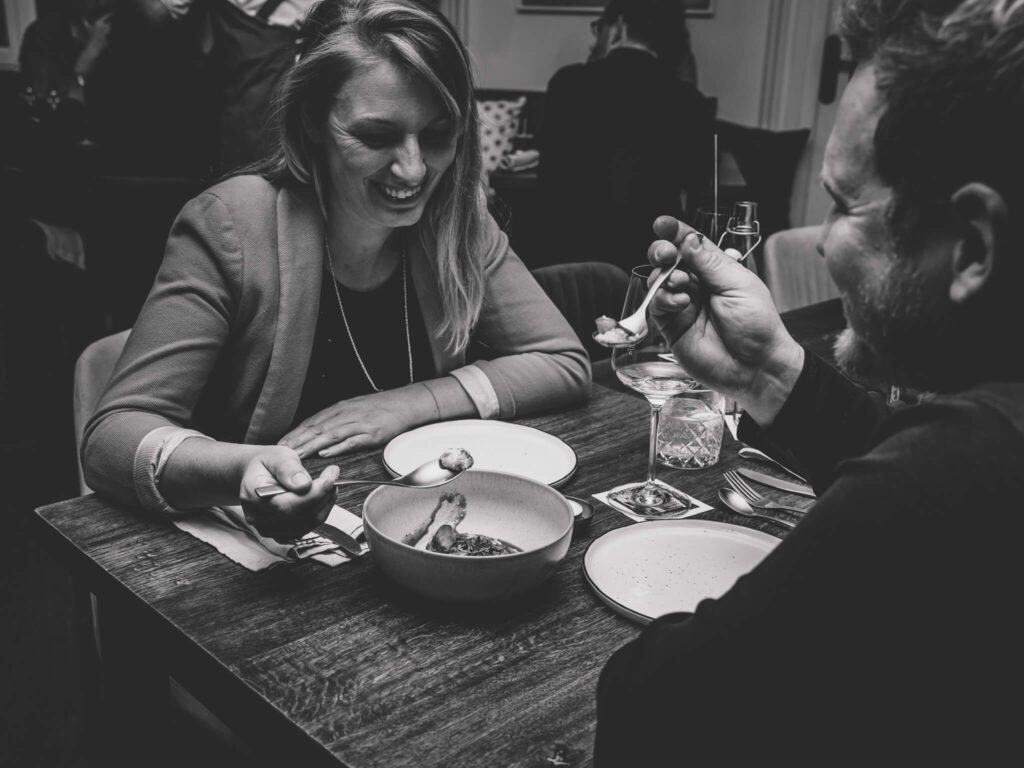 tvb-hallein-duerrnberg-geniessen-salzkraemerei-essen-tisch