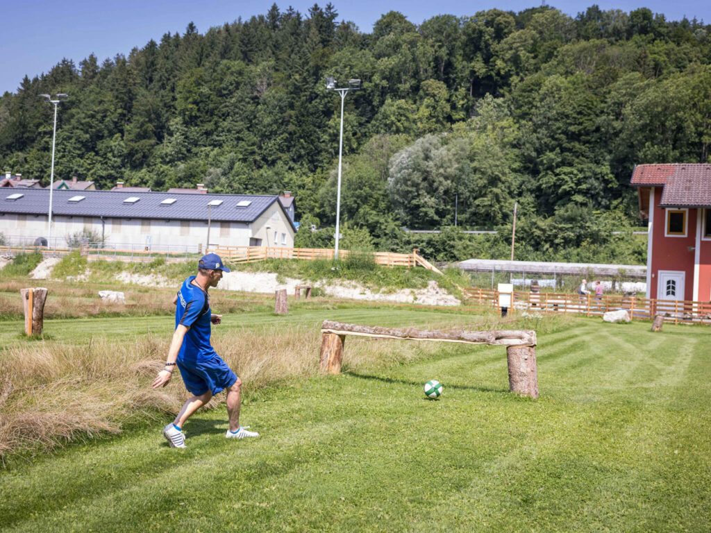 tvb-hallein-duerrnberg-freizeiteinrichtungen-soccergolf-spieler
