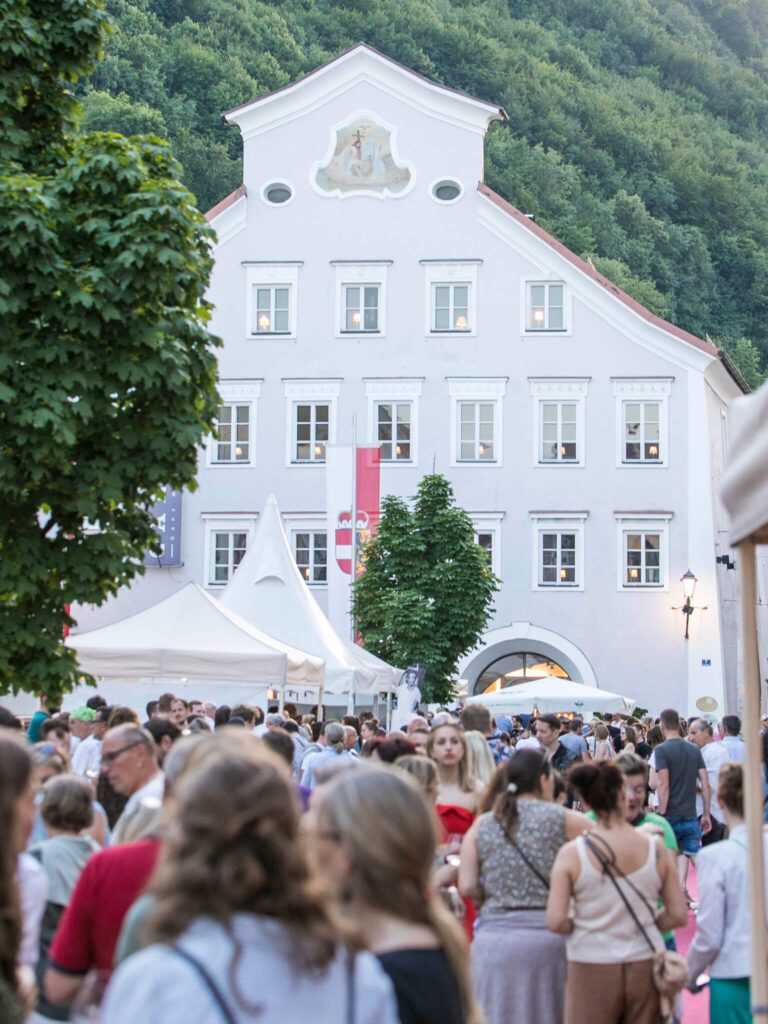 tvb-hallein-duerrnberg-veranstaltungen-weinmarkt-kornsteinplatz-ganzerhaus