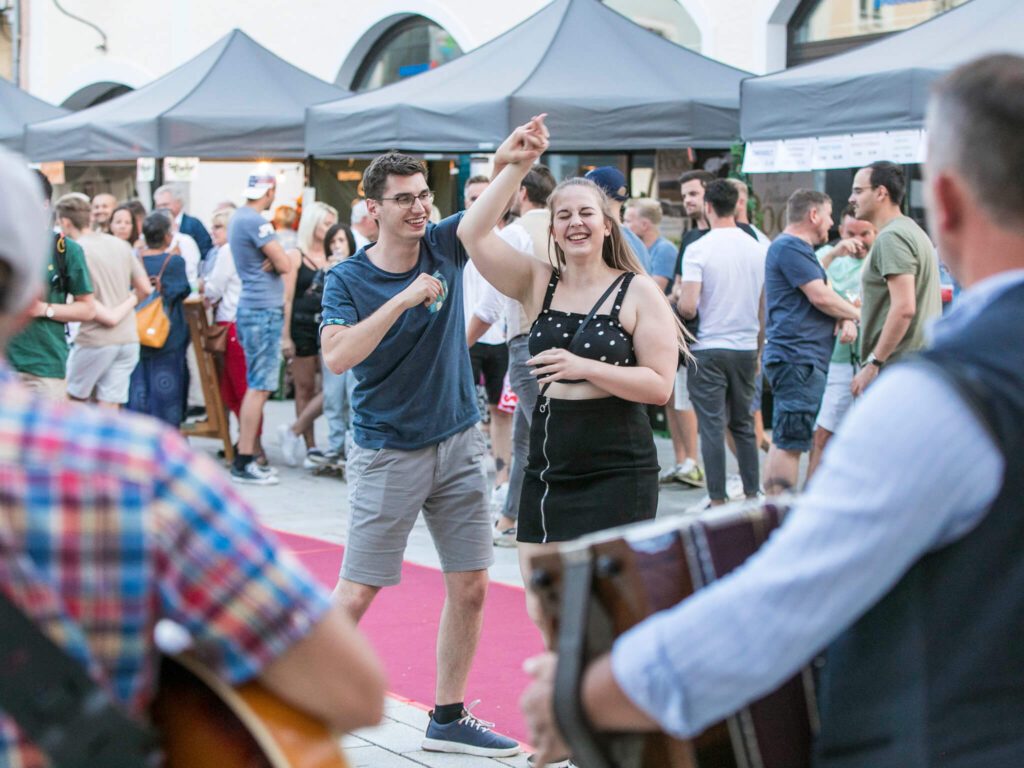 tvb-hallein-duerrnberg-veranstaltungen-weinmarkt-tanz