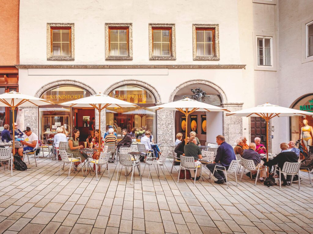 tvb-hallein-duerrnberg-geniessen-cafe-braun-terrasse-aussen