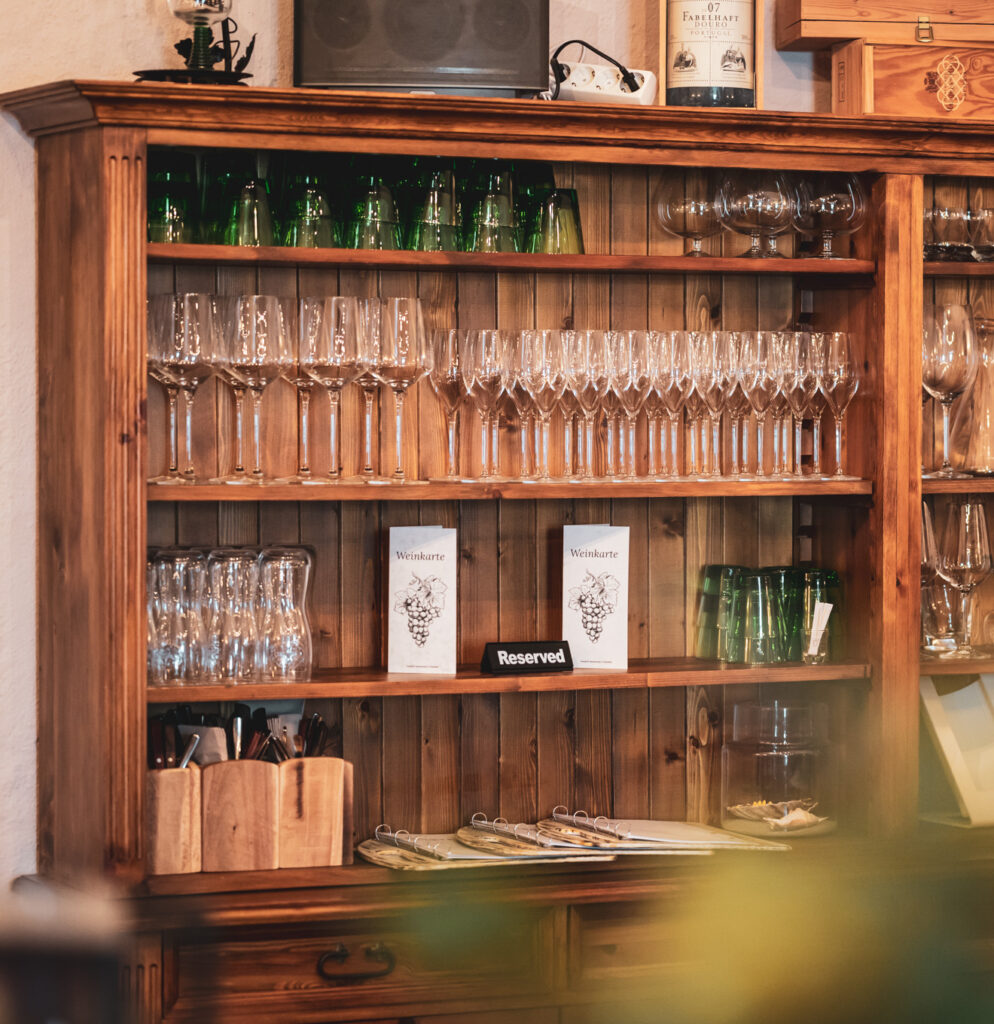 tvb-hallein-duerrnberg-erleben-shopping-danijels-restaurant-innen-regal-quer